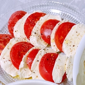 トマトとモッツァレラチーズのカプレーゼ
